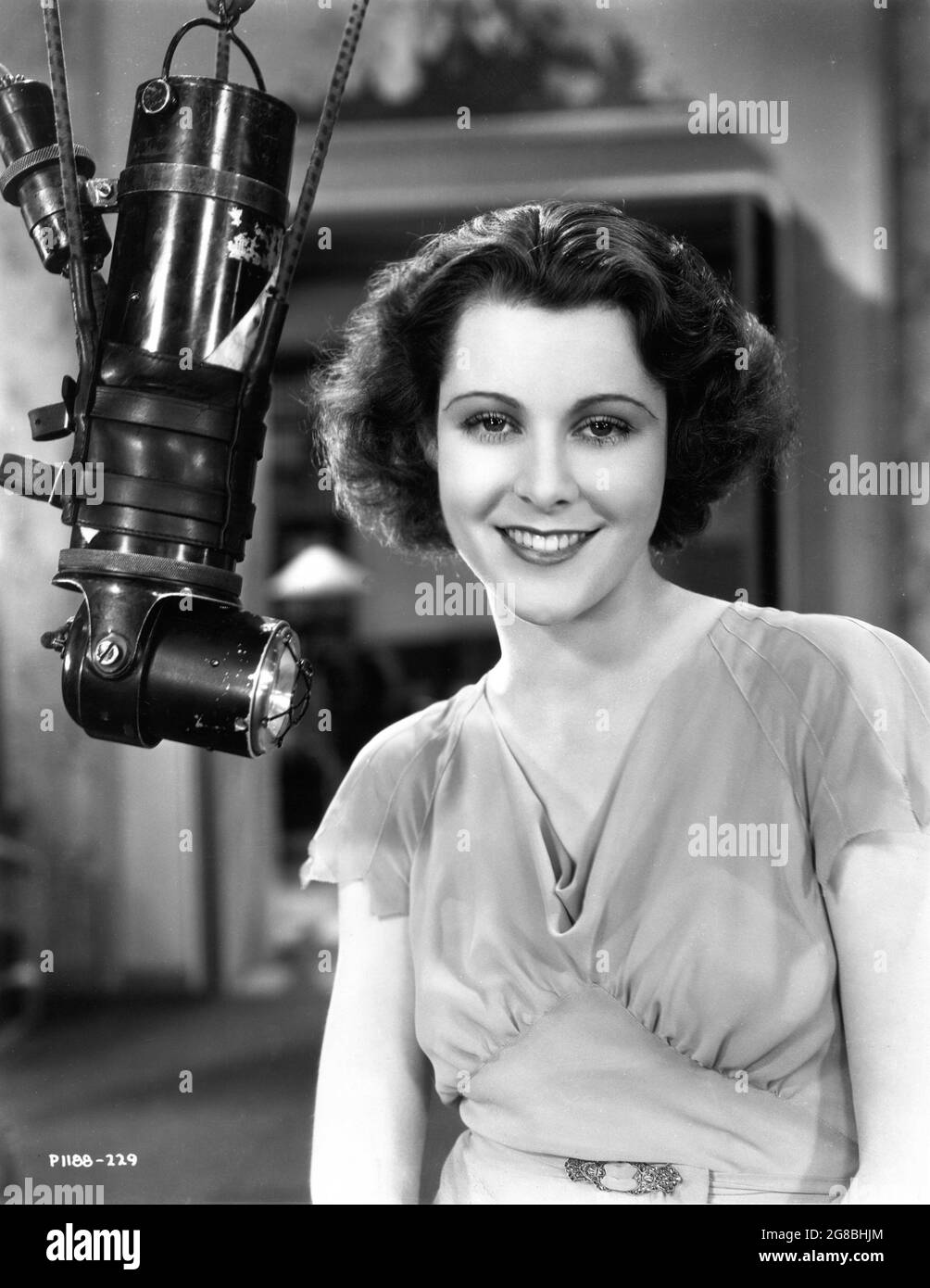 FRANCES DEE am Set ein ehrliches Porträt um 1931 mit früher Werbung für das Overhead-Mikrofon für Paramount Picturs Stockfoto