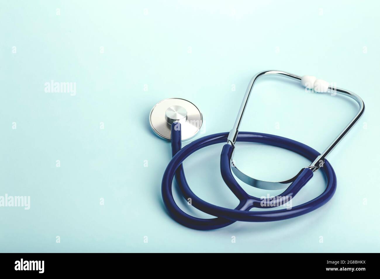 Hintergrund des World Heart Day-Banners. Herz als Symbol für Gesundheit, Behandlung, Wohltätigkeit, Spende und Kardiologie auf blauem Hintergrund mit einem medizinischen Statoskop. Hochwertige Fotos Stockfoto