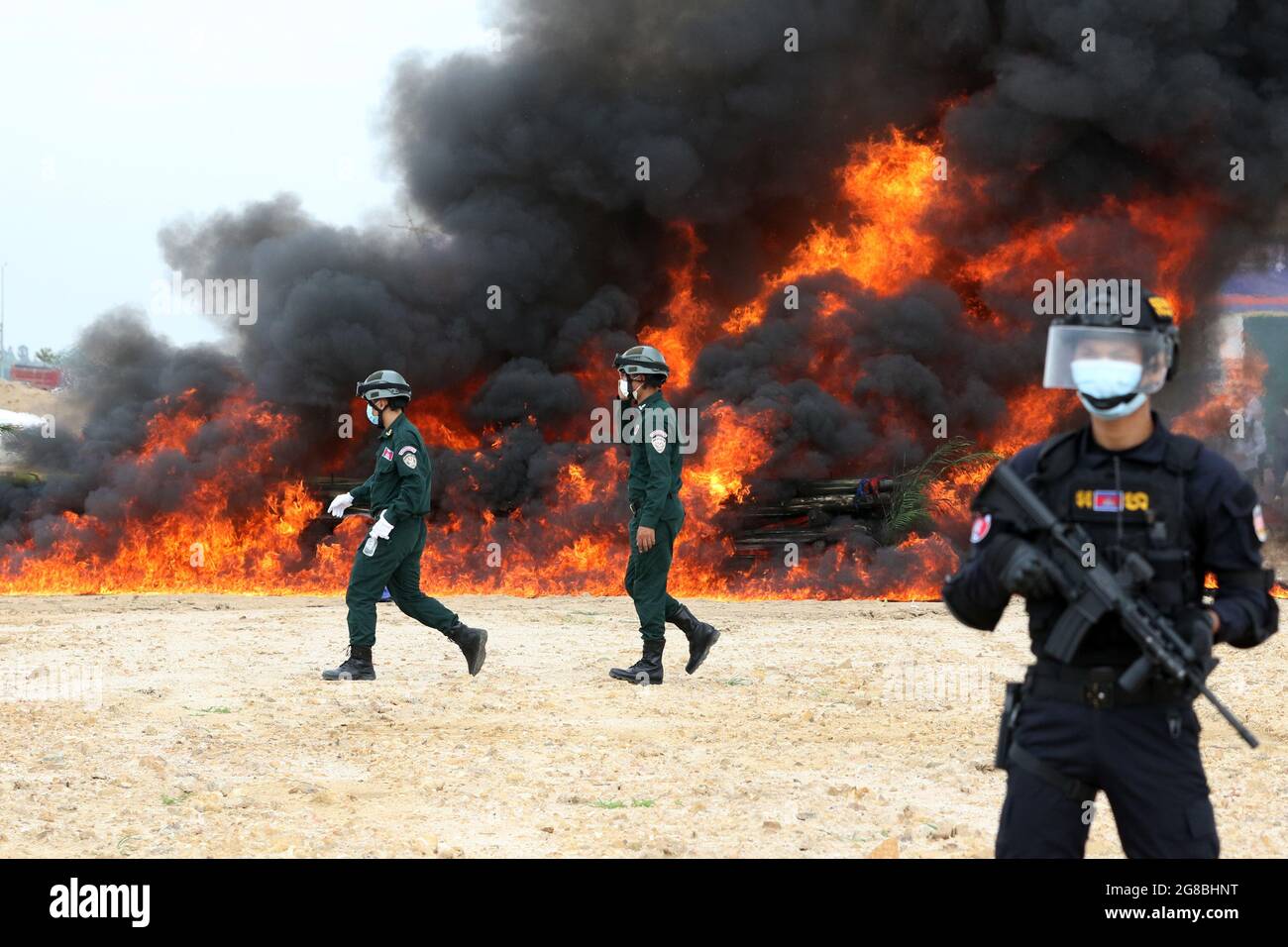 Phnom Penh, Kambodscha. Juli 2021. Ein Militärpolizist steht am 19. Juli 2021 während einer Zeremonie zur Verbrennung von Drogen in Phnom Penh, Kambodscha, unter Wache. Laut offiziellen Worten hat Kambodscha am Montag 7.62 Tonnen Drogen und illegale Substanzen verbrannt, um den Internationalen Tag gegen Drogen zu begehen. Quelle: Sovannara/Xinhua/Alamy Live News Stockfoto