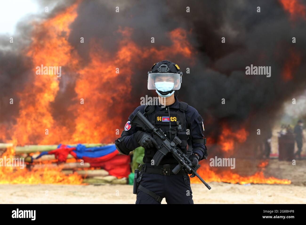 Phnom Penh, Kambodscha. Juli 2021. Ein Militärpolizist steht am 19. Juli 2021 während einer Zeremonie zur Verbrennung von Drogen in Phnom Penh, Kambodscha, unter Wache. Laut offiziellen Worten hat Kambodscha am Montag 7.62 Tonnen Drogen und illegale Substanzen verbrannt, um den Internationalen Tag gegen Drogen zu begehen. Quelle: Sovannara/Xinhua/Alamy Live News Stockfoto