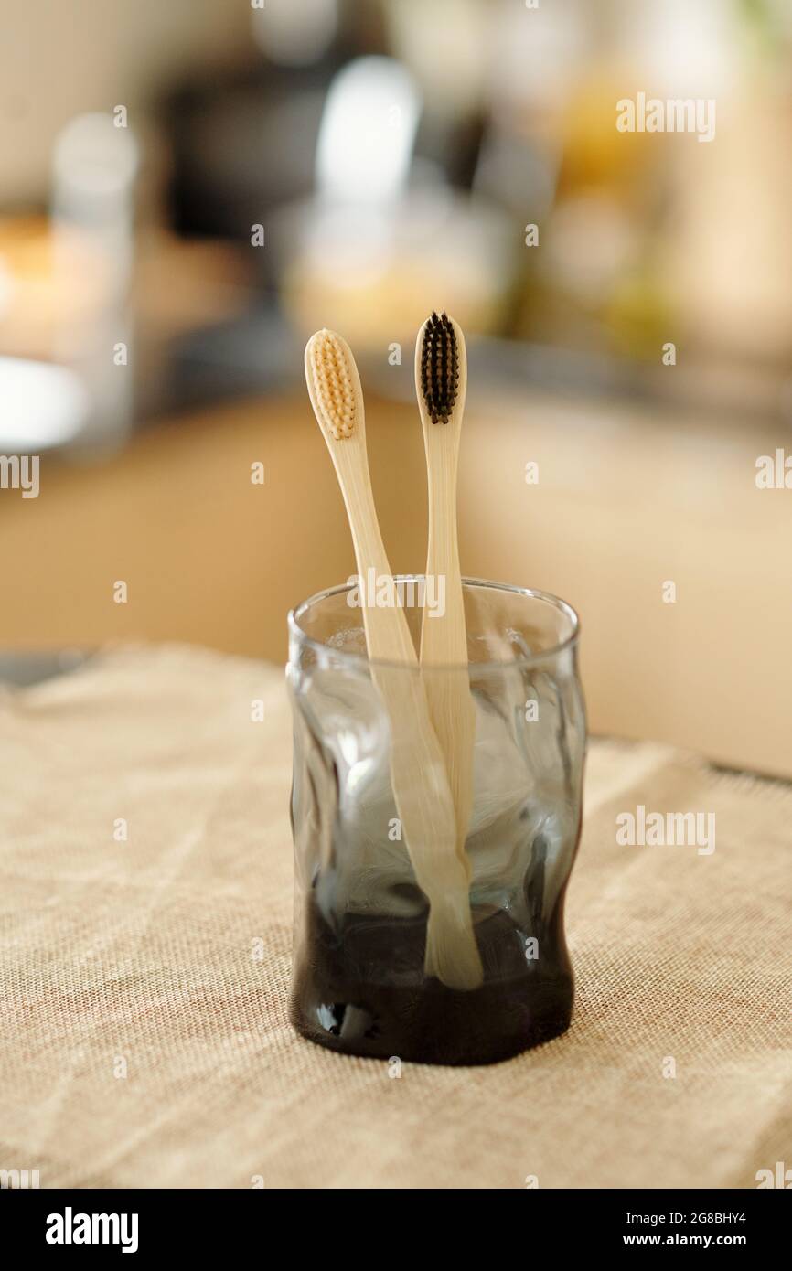 Zwei biologisch abbaubare Bambus-Zahnbürsten aus schwarzem Glas Stockfoto