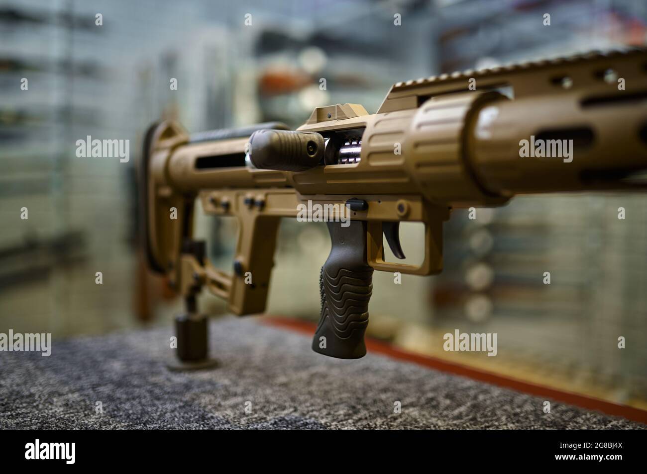 Starkes Gewehr auf dem Zähler im Waffenlager aus der Nähe Stockfoto