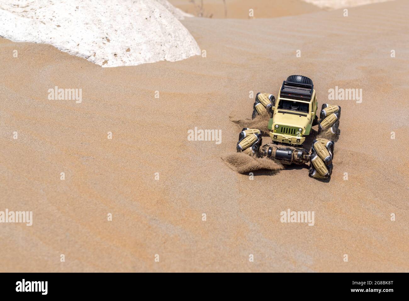 Funkgesteuertes Buggy-Auto mit Elektromotor auf Sand. Geländefahrt Stockfoto