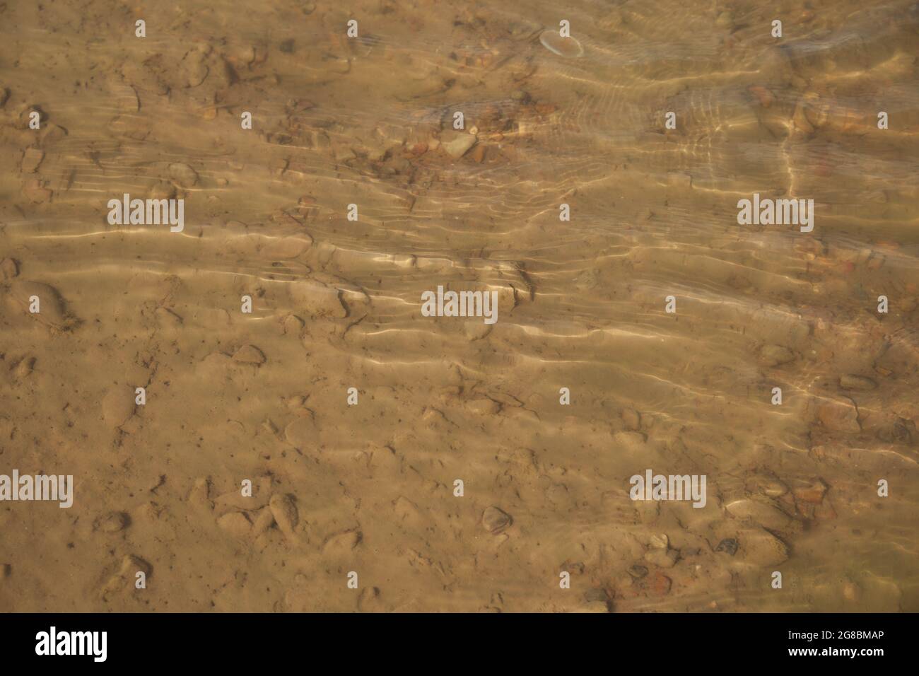 Sandstrand. Flusssand. Kleine Wellen auf dem Fluss. Hochwertige Fotos Stockfoto