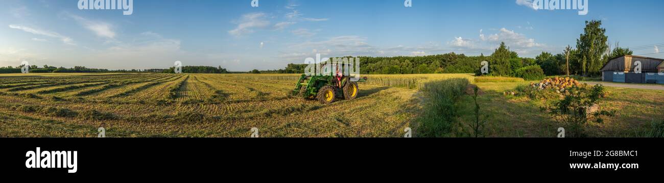 Nach einer kurzen Pause bereitet sich ein Mähdrescher auf die Arbeit im Roggenfeld vor. Stockfoto