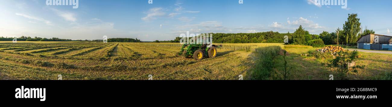 Nach einer kurzen Pause bereitet sich ein Mähdrescher auf die Arbeit im Roggenfeld vor. Stockfoto