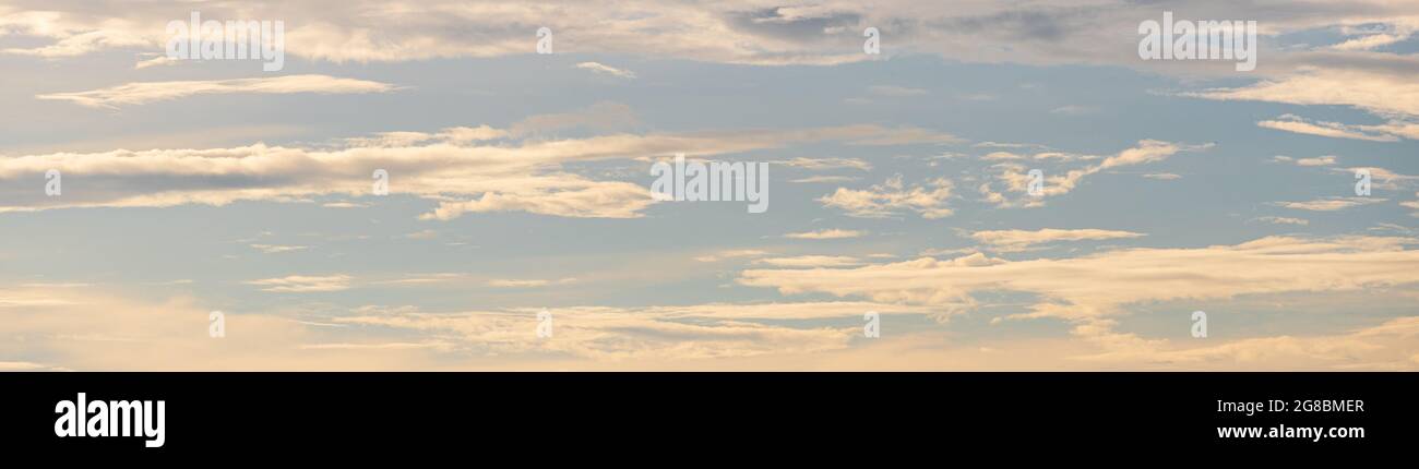 Blauer, klarer Himmel mit weißen Wolken und Copyspace, Schnitt als Banner-Verhältnis Stockfoto