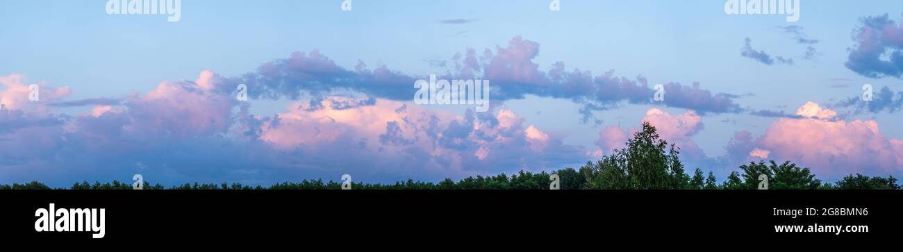 Sonnenuntergangswolken am Himmel. Stockfoto