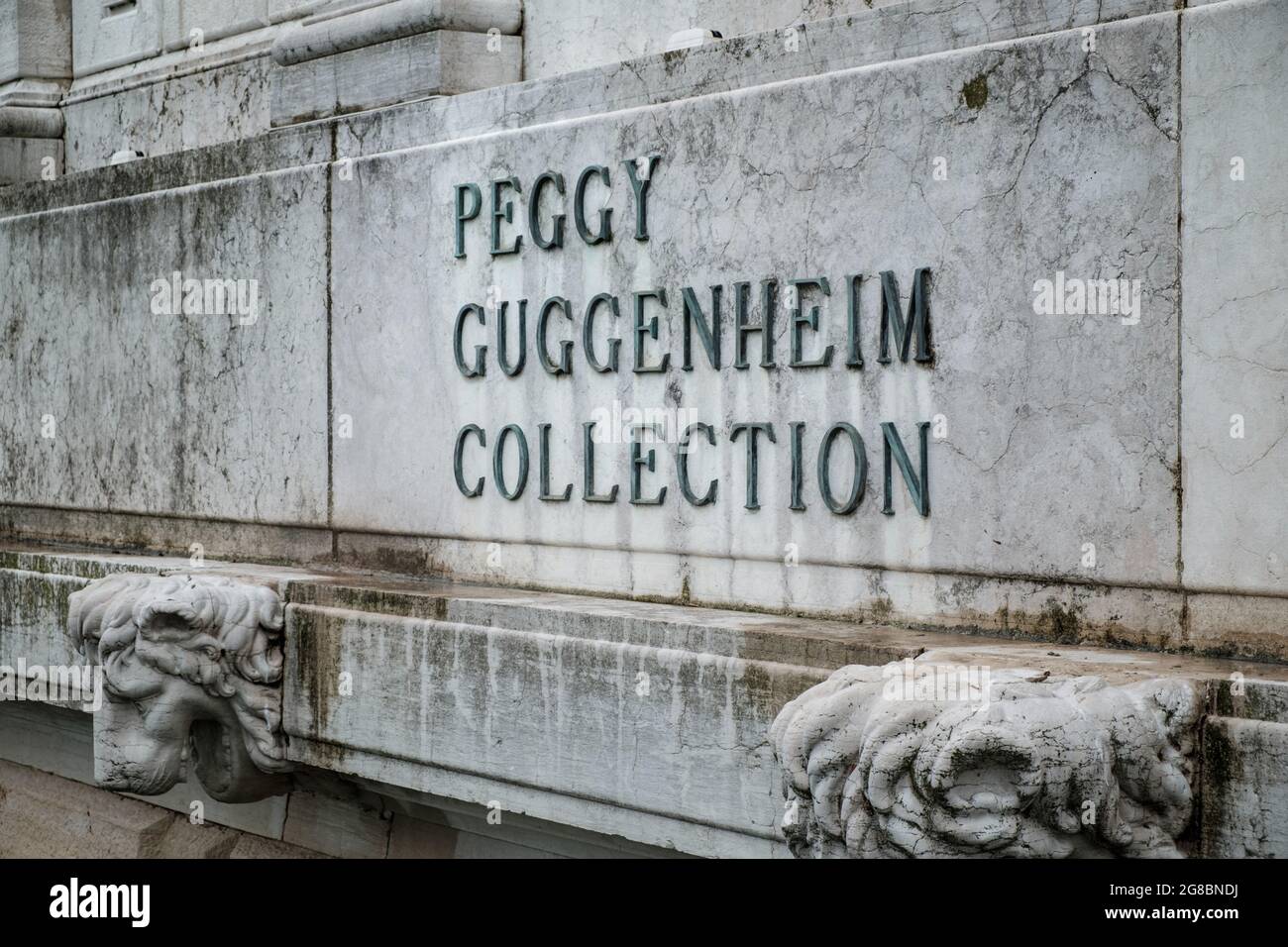 Schild der Peggy Guggenheim Collection am Palazzo Venier dei Leoni, in der Nähe des Canal Grande, Venedig, Italien Stockfoto