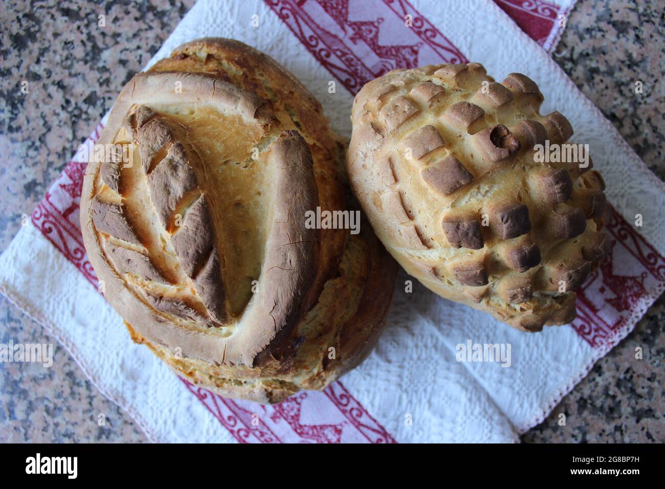 Laib hausgemachtes Brot auf dem Küchentisch. Stockfoto