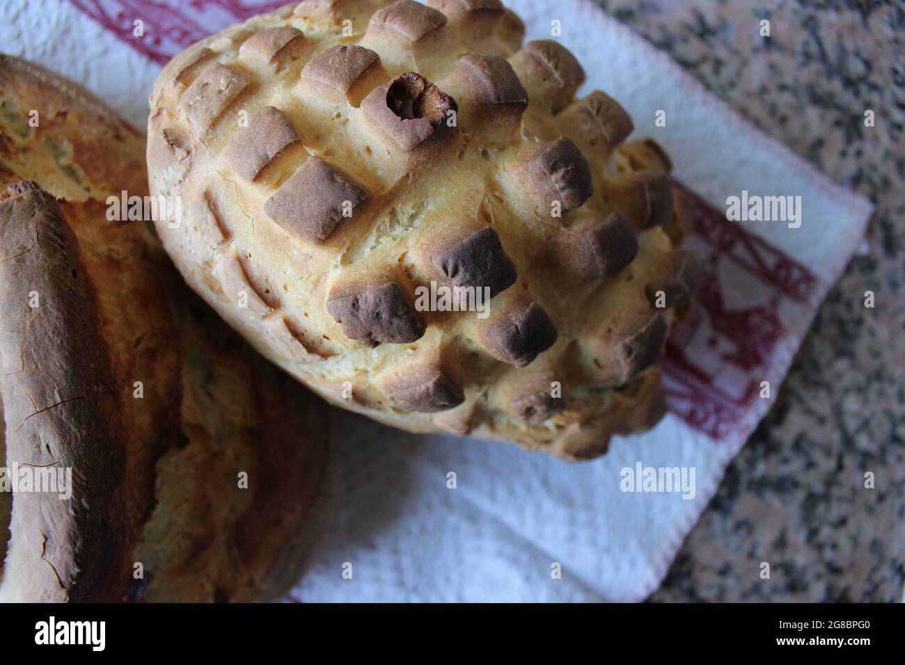 Laib hausgemachtes Brot auf dem Küchentisch. Stockfoto