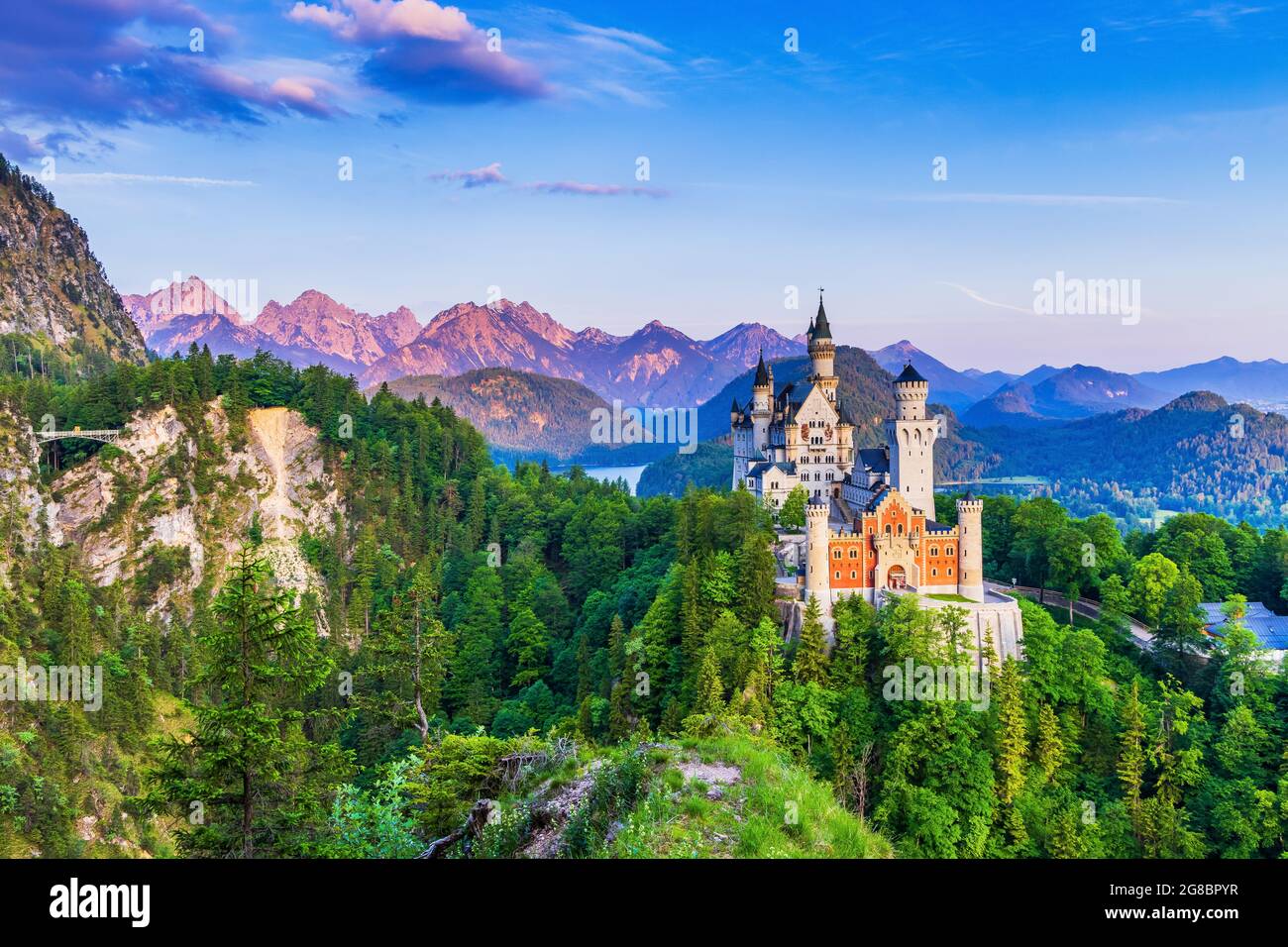 Schloss Neuschwanstein, Deutschland. Vorderansicht des Schlosses und der Queen Mary's Brücke. Die bayerischen Alpen im Hintergrund. Stockfoto