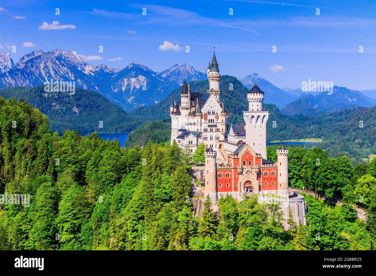 Schloss Neuschwanstein, Deutschland. Vorderansicht des Schlosses mit den bayerischen Alpen im Hintergrund. Stockfoto