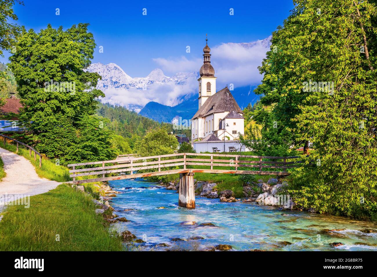 Nationalpark Berchtesgaden, Deutschland. Pfarrkirche St. Sebastian im Dorf Ramsau Stockfoto