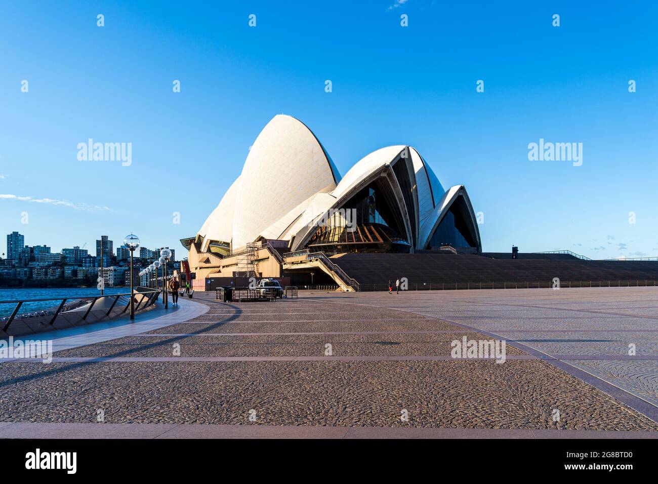 Sydney Opera House mit leerem Vorplatz und leeren Restaurants. Strahlend blauer sonniger Tag Stockfoto