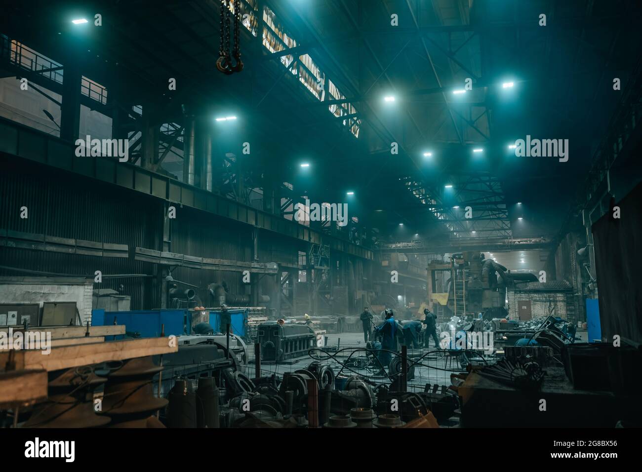 Industrielle Werkstatt oder Lager mit Stahlwaren und Arbeitern in metallurgischen Fabrik. Stockfoto