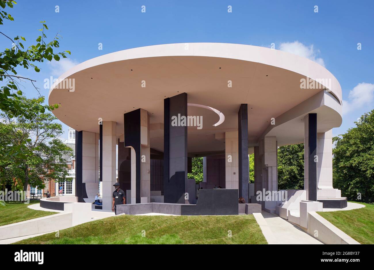 Vorderansicht des Pavillons, dahinter Serpentine Gallery. Serpentine Pavilion 2021, London, Vereinigtes Königreich. Architekt: Counterspace, 2021. Stockfoto