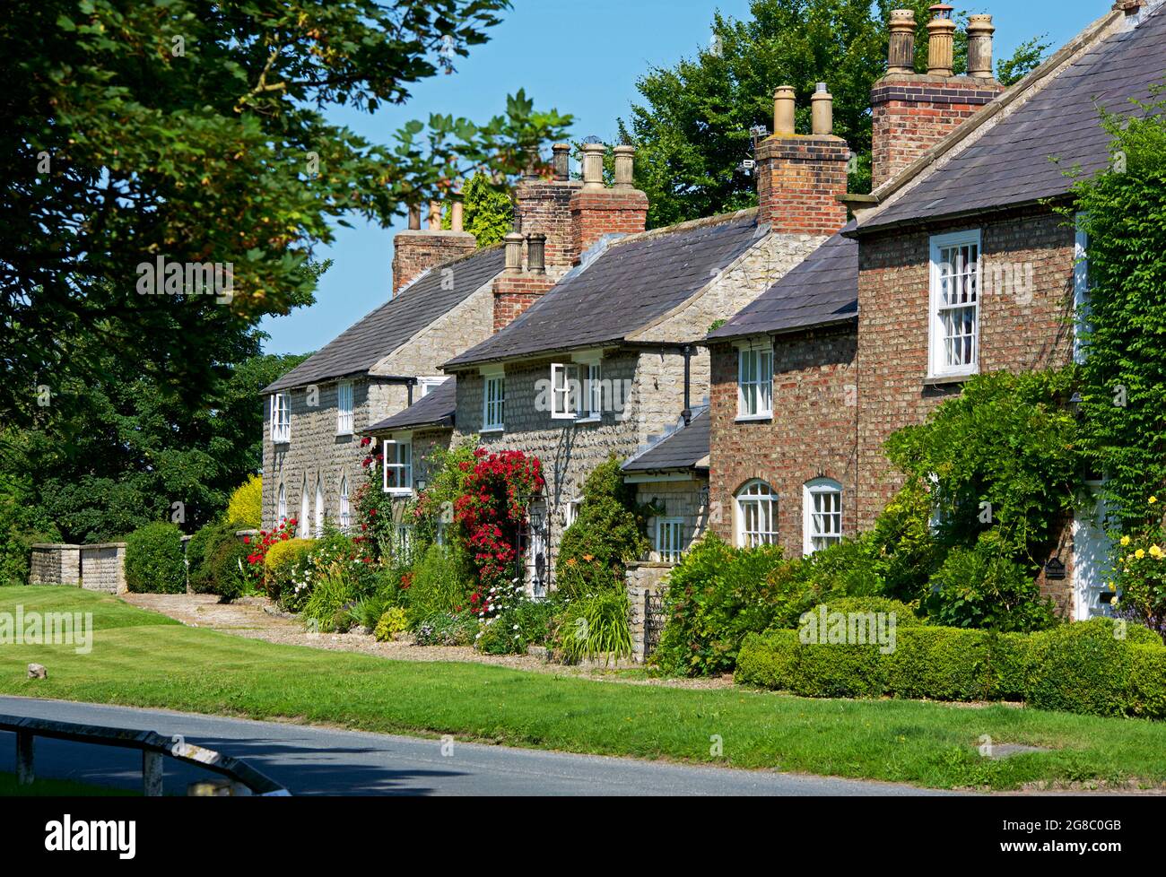 Traditionelle Steinhütten im Dorf Langton, in der Nähe von Malton, North Yorkshire, England Stockfoto