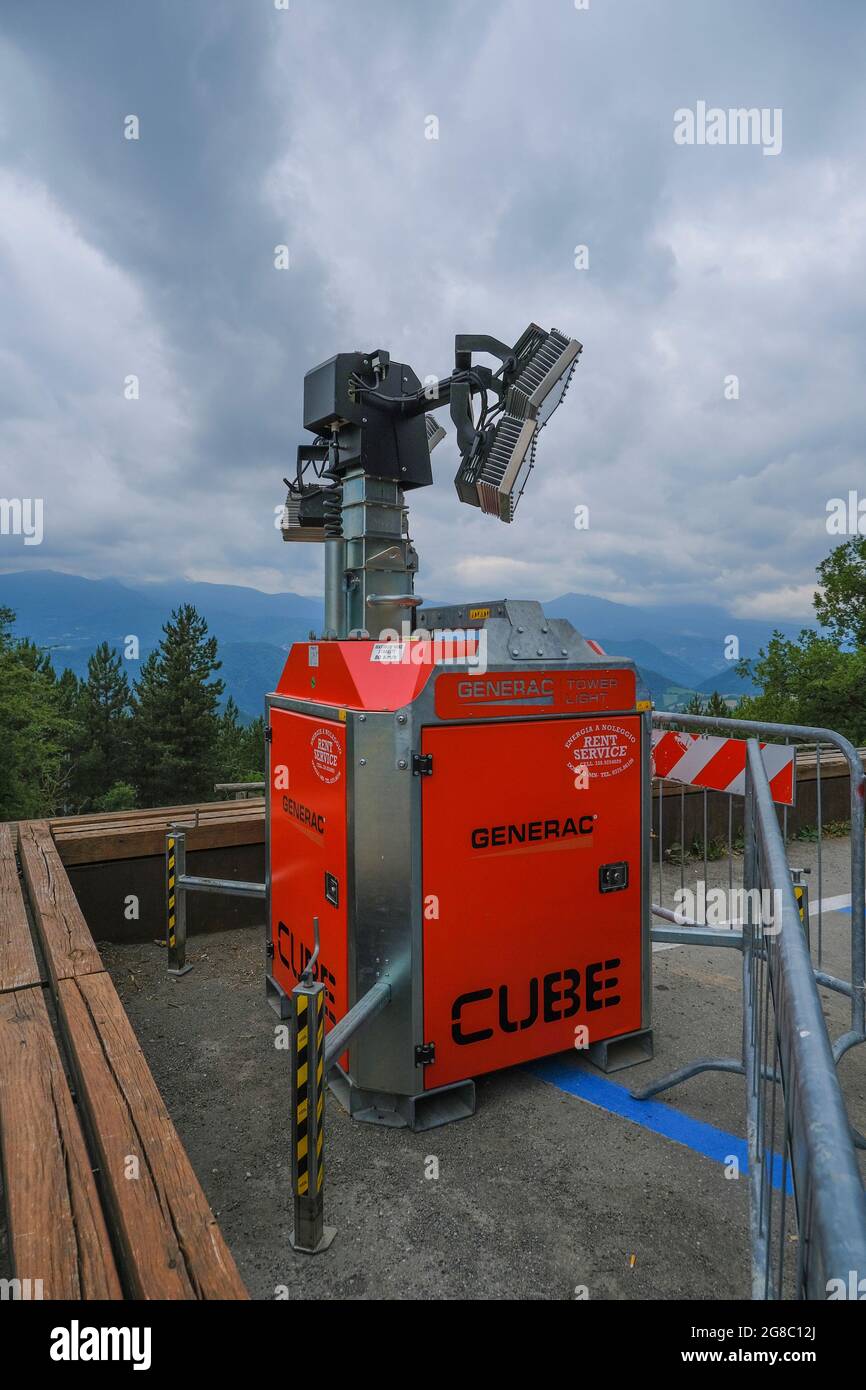 Juli 2021 Reggio Emilia, Italien: Orangengenerator Generac Cube close-up in den Bergen Stockfoto