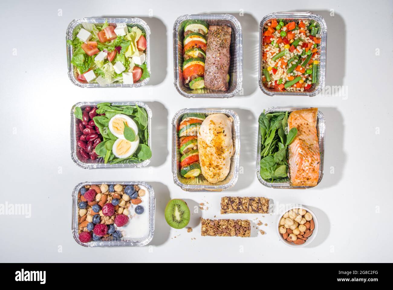 Gesunde Catering-Menü, Kurier-Food-Lieferung Lunch-Boxen. Rindersteak, Hühnerfilet, Fisch und Gemüse in Packungen. Tägliche Mahlzeit Diät-Plan Deliv Stockfoto