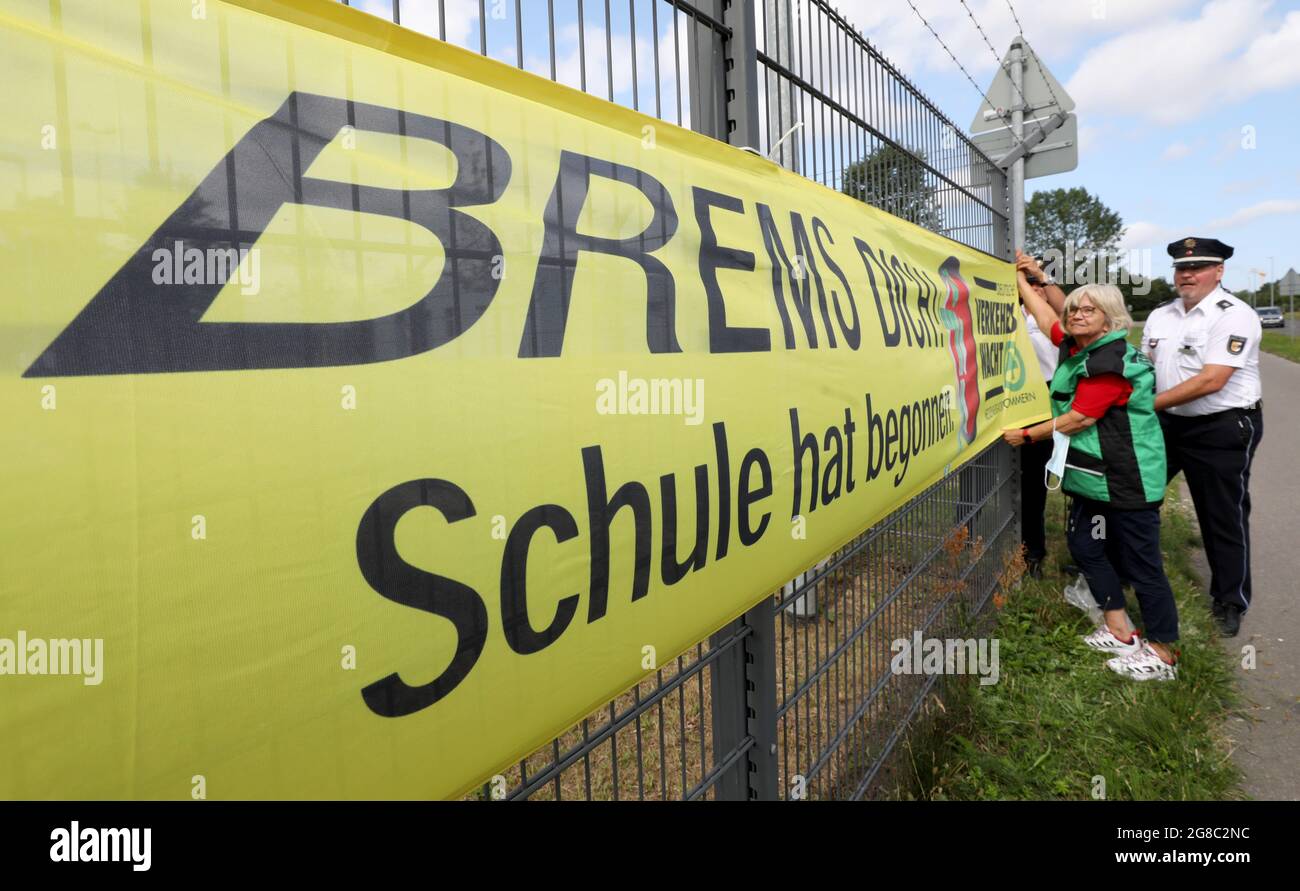 19. Juli 2021, Mecklenburg-Vorpommern, Rostock: Angelika Stiemer (l-r), Verkehrswache, und Matthias Bartsch, Oberbeauftragter, Präventionsbeauftragter, Befestigen Sie bei einer Presseveranstaltung mit der Aufschrift „Brems dich! Die Schule hat begonnen.“ Zwei Wochen vor Schulbeginn in Mecklenburg-Vorpommern werden in den kommenden Tagen 21 Banner an den Schulwegen angebracht, um den Autofahrern den Schulstart näher zu bringen. Foto: Bernd Wüstneck/dpa-Zentralbild/ZB Stockfoto