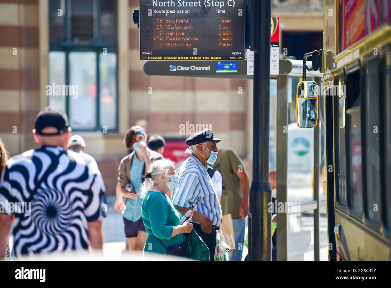 Brighton UK 19. Juli 2021 - Busreisende tragen weiterhin Gesichtsbezüge in Brighton, da die COVID-19-Beschränkungen in England am sogenannten Freedom Day aufgehoben werden: Credit Simon Dack / Alamy Live News Stockfoto