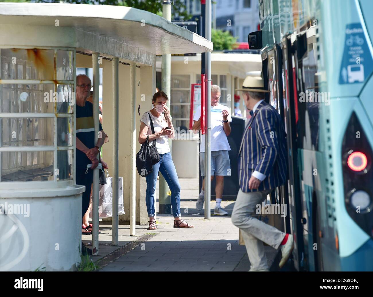 Brighton UK 19. Juli 2021 - Busreisende tragen weiterhin Gesichtsbezüge in Brighton, da die COVID-19-Beschränkungen in England am sogenannten Freedom Day aufgehoben werden: Credit Simon Dack / Alamy Live News Stockfoto