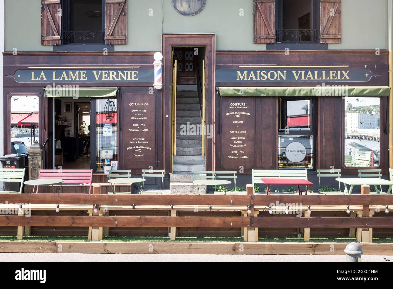 Die alte Holzfassade eines traditionellen Friseurs und Barebeshopfes, das auch ein Café-Café ist, im alten Fischerdorf Trentemoult, Frankreich. Stockfoto