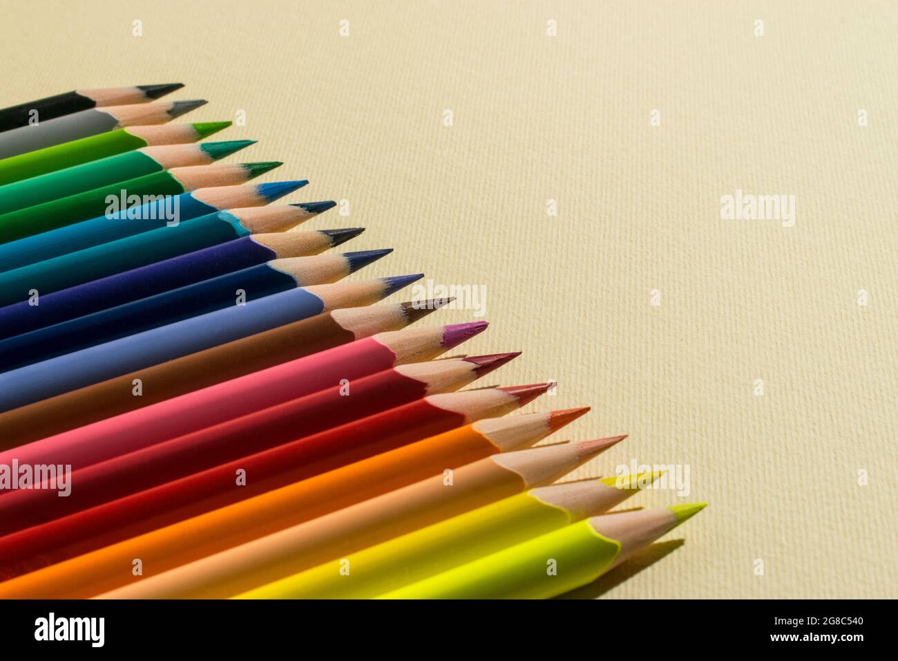 Stifte mehrfarbig gestapelt ausgerichtet. Schöner Kopierplatz. Stockfoto