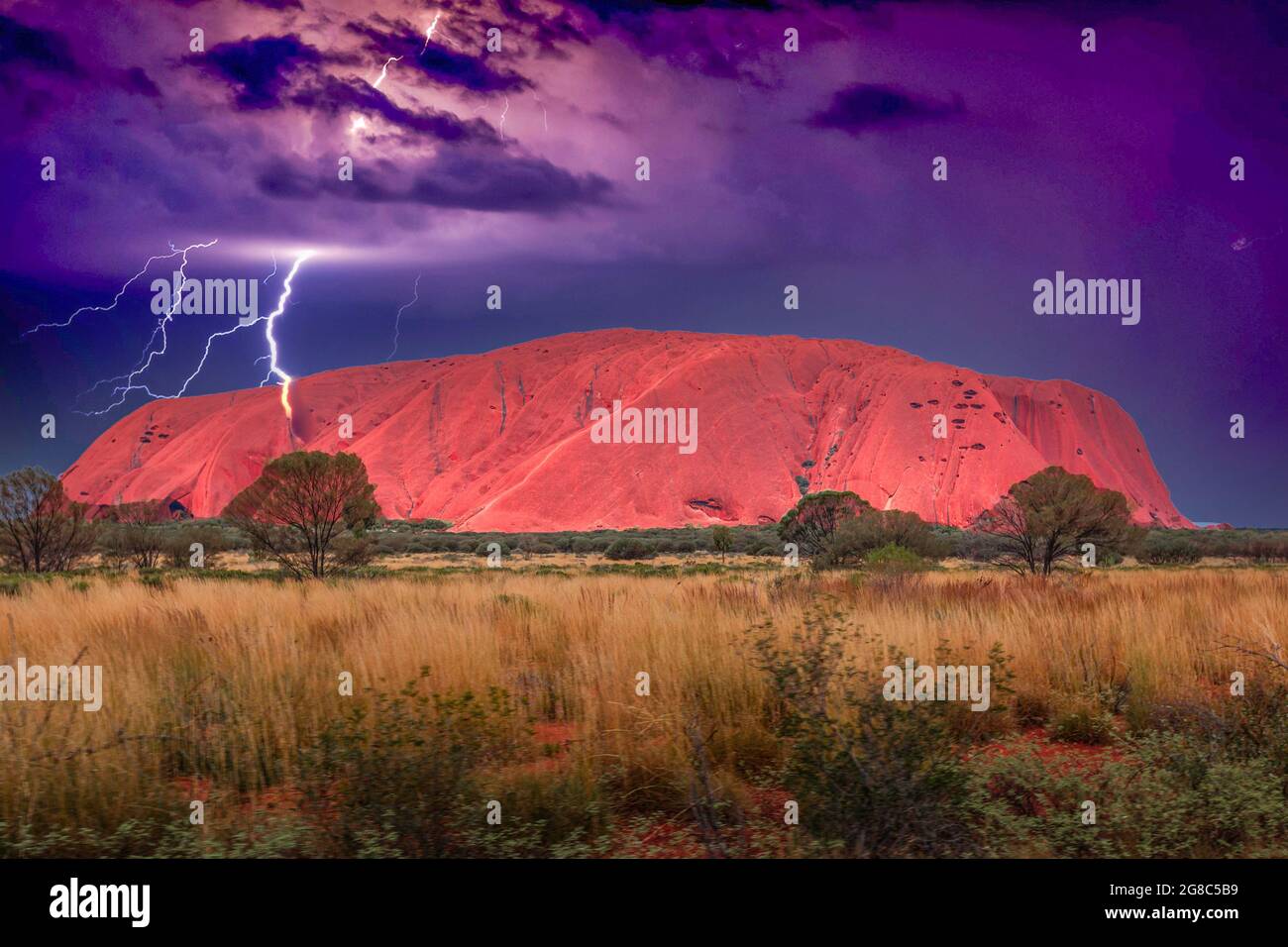 Schnitt von Uluṟu oder Ayers Rock im Uluṟu - Kata Tjuṯa National Park, Northern Territory of Australia mit einem schweren Gewitter Stockfoto
