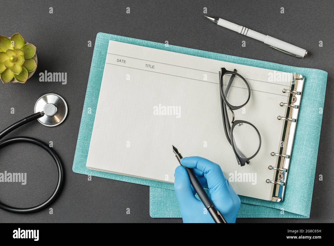 Öffnen Sie die Hand der medizinischen Faltmappe in Gummihandschuhen Stockfoto