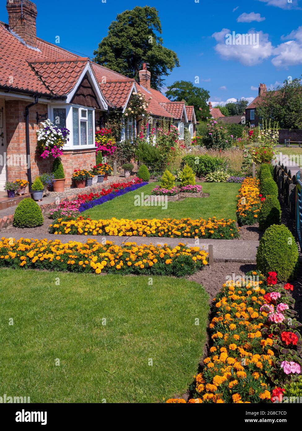 Traditioneller Vorgarten eines Alms Cottage in Main Street, Heslington, York, North Yorkshire. VEREINIGTES KÖNIGREICH Stockfoto Traditioneller Vorgarten eines Alms Cottage in Main Street, Heslington, York, North Yorkshire. VEREINIGTES KÖNIGREICH Stockfoto