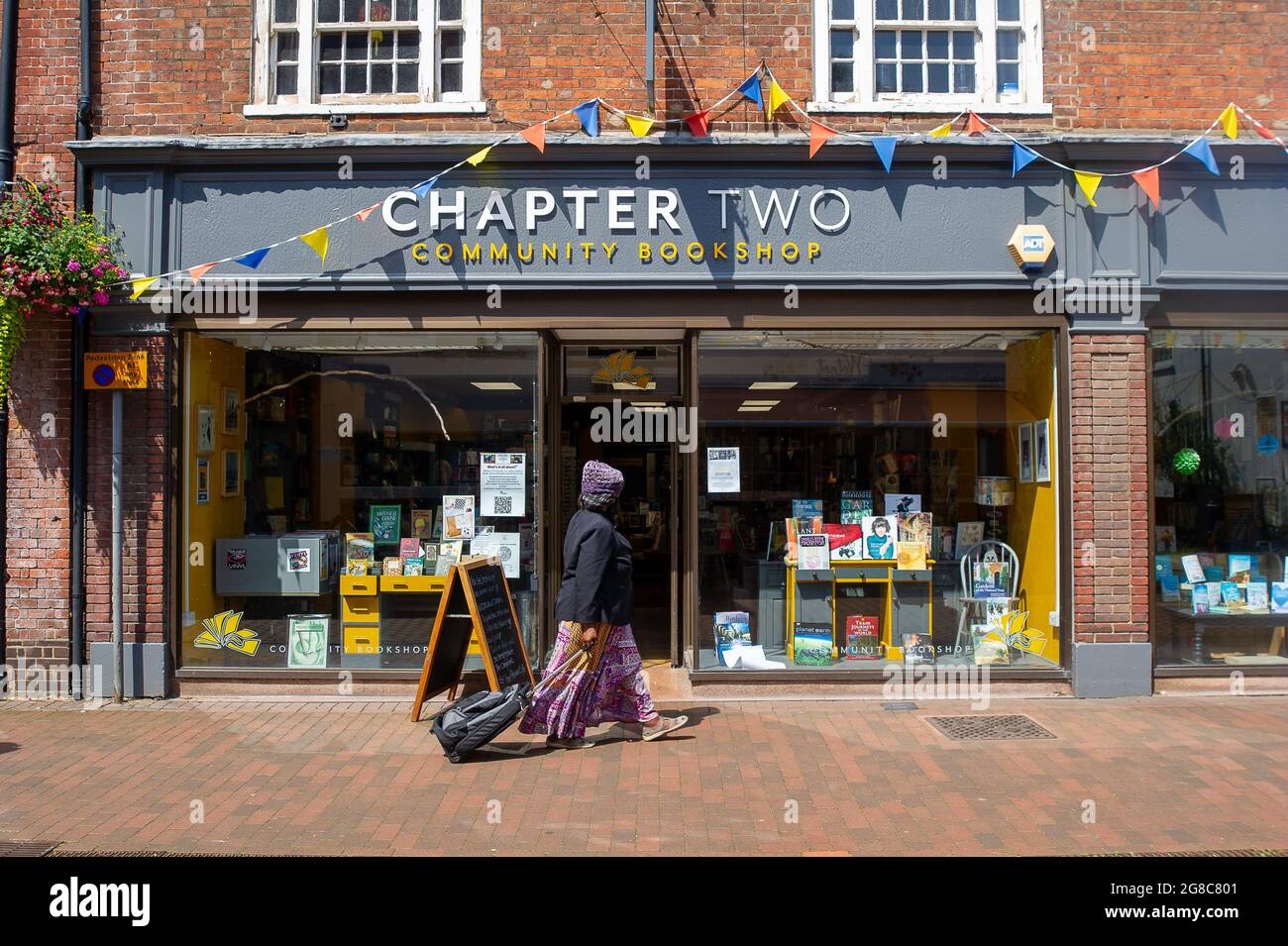 Chesham, Buckinghamshire, Großbritannien. Juli 2021. Heute wurden in Chesham vom Buckinghamshire Council neue Zeichen gesetzt. Die Schilder sagen Danke für Ihre rücksichtsvolle Bedacht, bitte halten Sie Bucks sicher und ordentlich. Gesichtsmasken sind in England ab heute in Geschäften nicht mehr obligatorisch, aber viele Menschen beabsichtigen, sie weiterhin zu tragen, da die dritte Welle der Covid-19-Pandemie mit alarmierender Geschwindigkeit zunimmt. Quelle: Maureen McLean/Alamy Live News Stockfoto