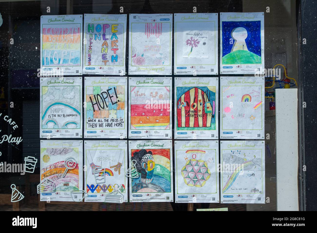 Chesham, Buckinghamshire, Großbritannien. Juli 2021. Kinderzeichnungen mit einer Botschaft der Hoffnung bleiben in einem Schaufenster. Gesichtsmasken sind in England ab heute in Geschäften nicht mehr obligatorisch, aber viele Menschen beabsichtigen, sie weiterhin zu tragen, da die dritte Welle der Covid-19-Pandemie mit alarmierender Geschwindigkeit zunimmt und Menschen, die doppelt so abgestochen wurden, immer noch an Covid-19 sterben. Quelle: Maureen McLean/Alamy Live News Stockfoto