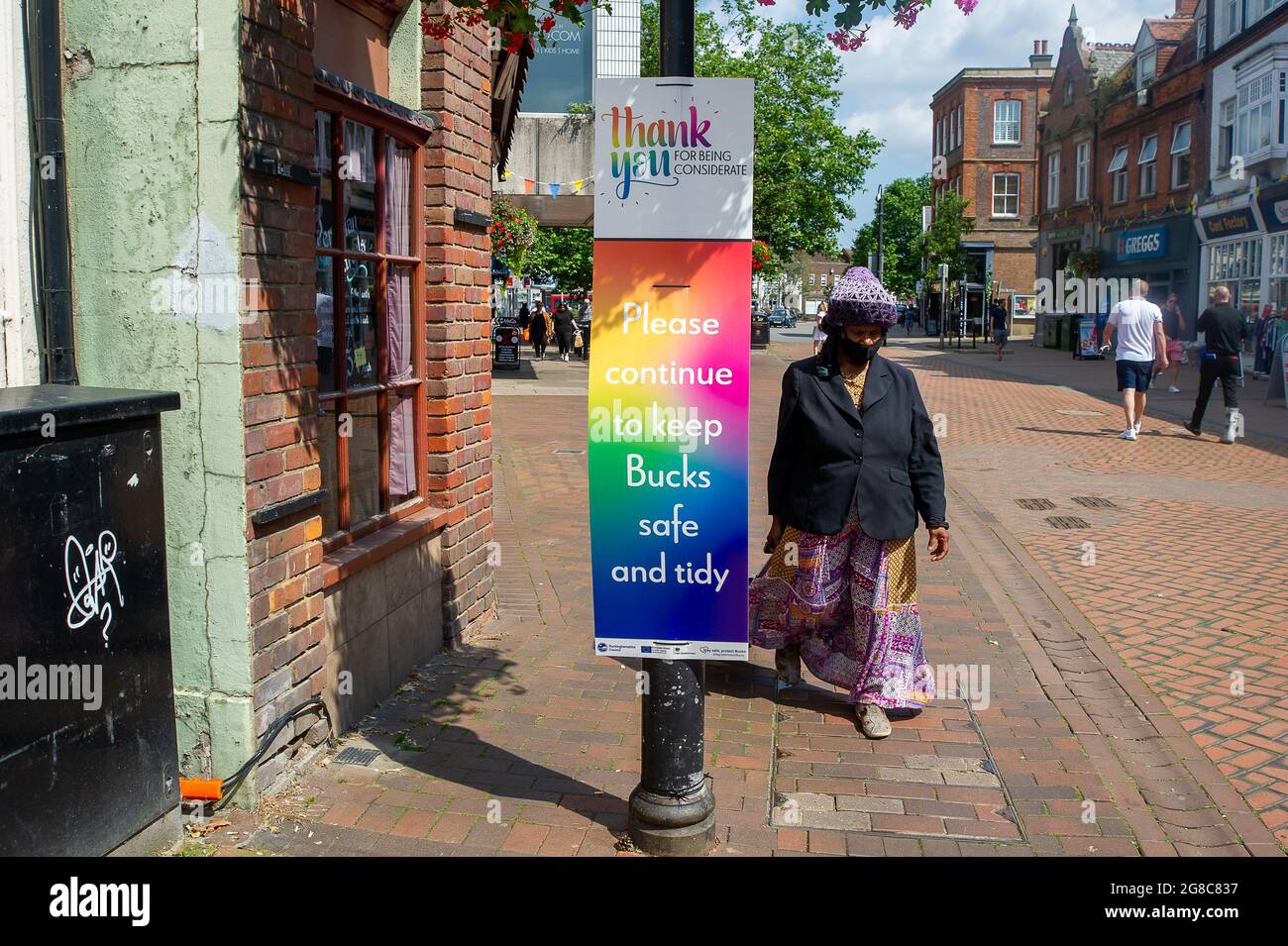 Chesham, Buckinghamshire, Großbritannien. Juli 2021. Heute wurden in Chesham vom Buckinghamshire Council neue Zeichen gesetzt. Die Schilder sagen Danke für Ihre rücksichtsvolle Bedacht, bitte halten Sie Bucks sicher und ordentlich. Gesichtsmasken sind in England ab heute in Geschäften nicht mehr obligatorisch, aber viele Menschen beabsichtigen, sie weiterhin zu tragen, da die dritte Welle der Covid-19-Pandemie mit alarmierender Geschwindigkeit zunimmt. Quelle: Maureen McLean/Alamy Live News Stockfoto