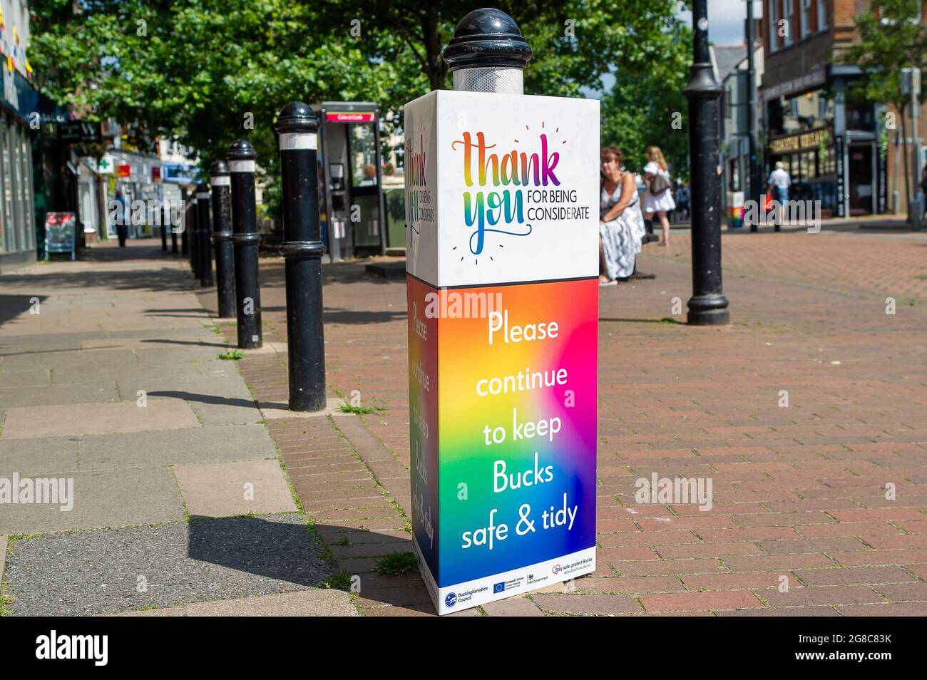 Chesham, Buckinghamshire, Großbritannien. Juli 2021. Heute wurden in Chesham vom Buckinghamshire Council neue Zeichen gesetzt. Die Schilder sagen Danke für Ihre rücksichtsvolle Bedacht, bitte halten Sie Bucks sicher und ordentlich. Gesichtsmasken sind in England ab heute in Geschäften nicht mehr obligatorisch, aber viele Menschen beabsichtigen, sie weiterhin zu tragen, da die dritte Welle der Covid-19-Pandemie mit alarmierender Geschwindigkeit zunimmt. Quelle: Maureen McLean/Alamy Live News Stockfoto