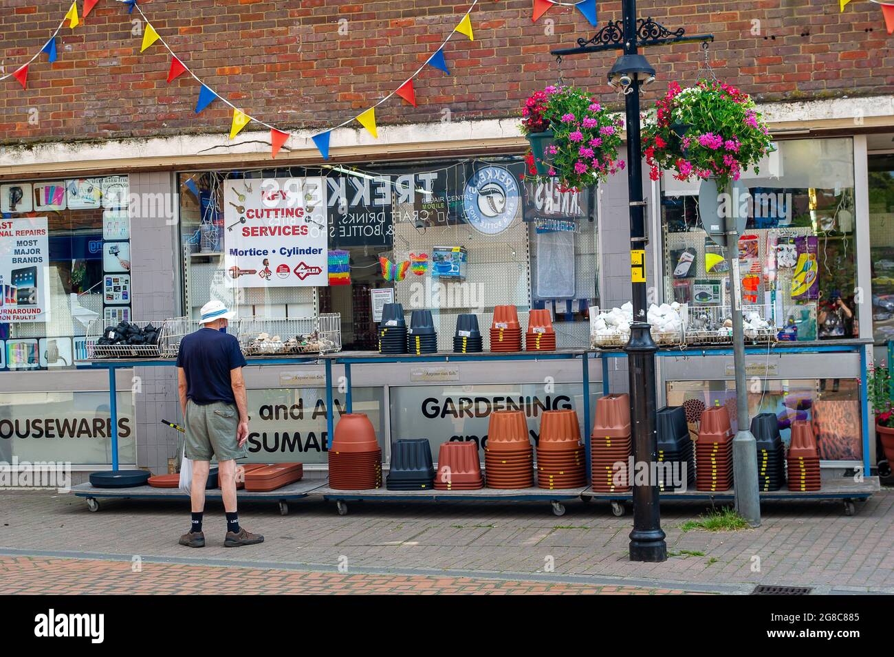 Chesham, Buckinghamshire, Großbritannien. Juli 2021. Heute gab es kaum Anzeichen dafür, dass Menschen in Chensham ihre Gesichtsmasken beiseite warfen, als sie beim Einkaufen waren. Gesichtsmasken sind in England ab heute in Geschäften nicht mehr obligatorisch, aber viele Menschen beabsichtigen, sie weiterhin zu tragen, da die dritte Welle der Covid-19-Pandemie mit alarmierender Geschwindigkeit zunimmt und Menschen, die doppelt so abgestochen wurden, immer noch an Covid-19 sterben. Quelle: Maureen McLean/Alamy Live News Stockfoto