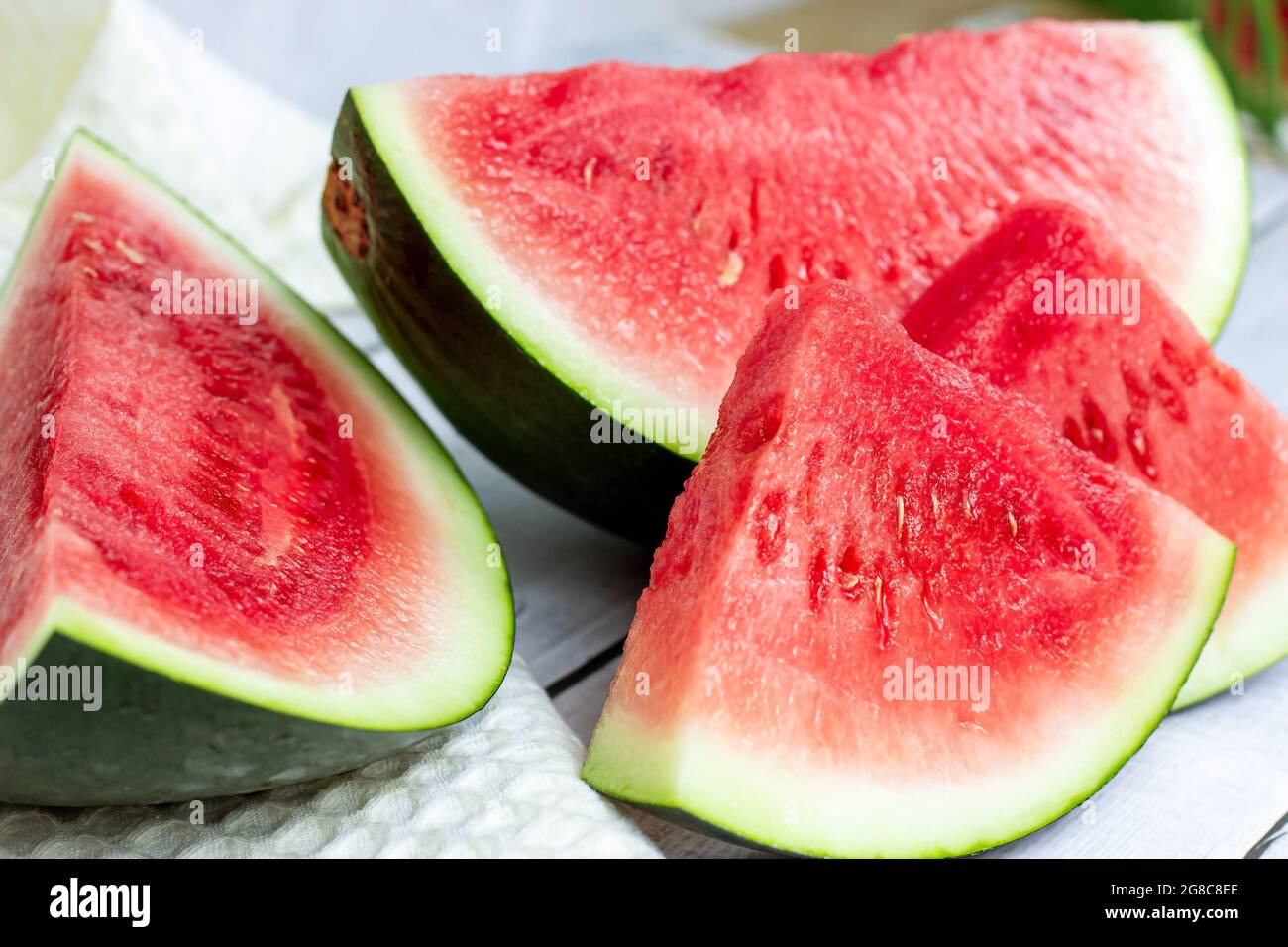 Hell süß rot und grün Wassermelone Scheiben im Sommer auf hellen Tisch Hintergrund. Stockfoto
