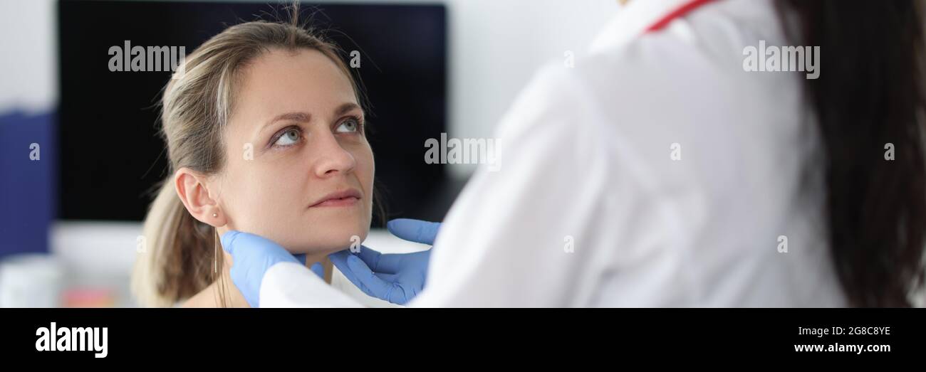 Arzt untersucht Patienten submandibuläre Lymphknoten in der Klinik Stockfoto