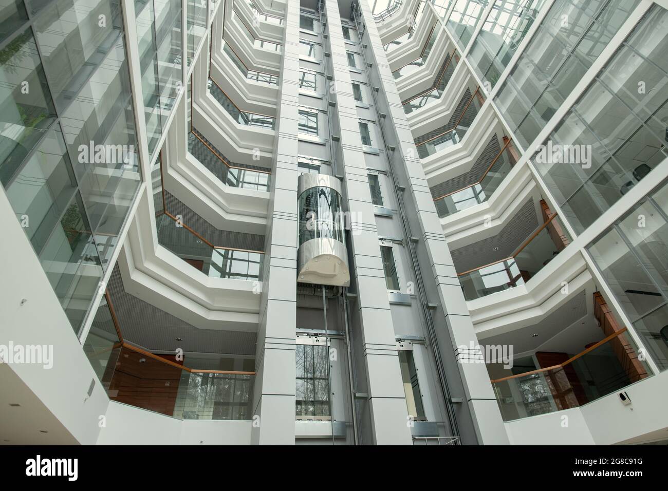 Bild eines hochmodernen Bürogebäudes mit großen Fenstern und Aufzug Stockfoto