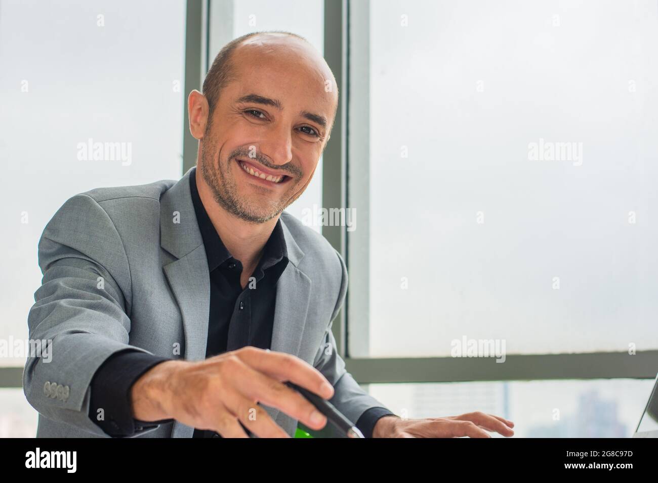 Der Geschäftsmann hält die Unterschrift auf dem Dokument Stockfoto