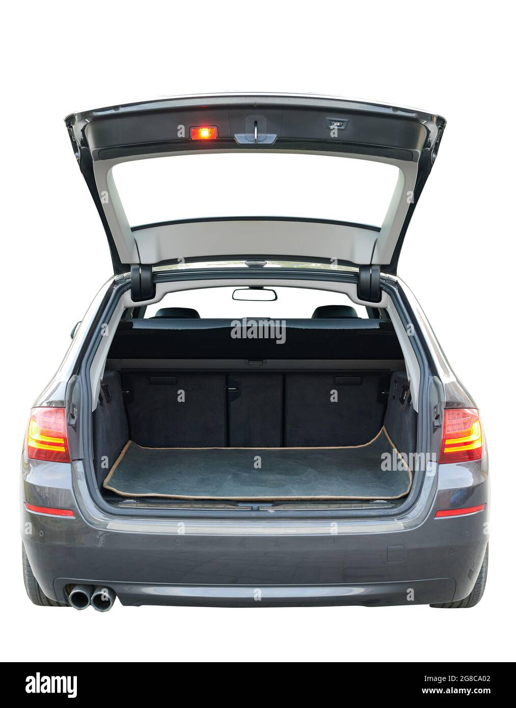 Offener leerer Kofferraum eines modernen Autos, isolierte Rückansicht Stockfoto