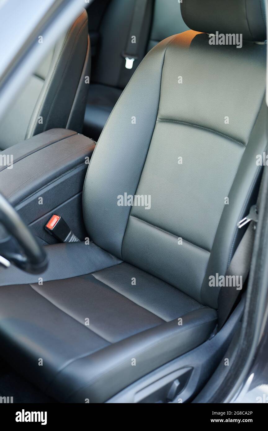 Sauberer Autositz aus dunkelschwarzem Leder mit Handauflage Stockfoto