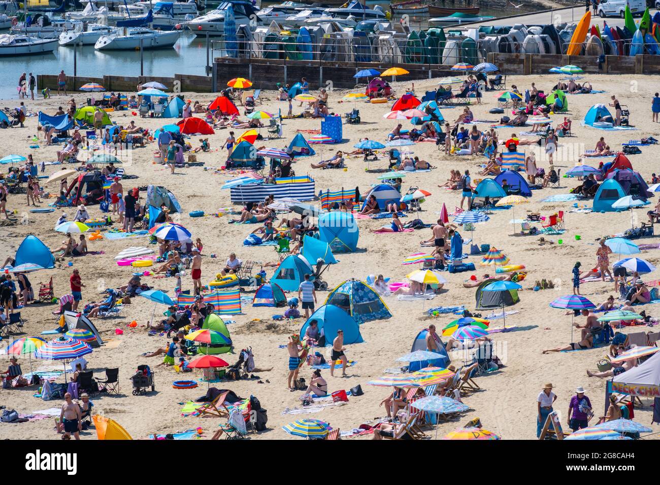 Lyme Regis, Dorset, Großbritannien. Juli 2021. UK Wetter: Massen von Strandbesuchern strömen an den vollen Strand im Badeort Lyme Regis, um sich in sengenden heißen Sonnenschein zu sonnen, während die Temperaturen am sogenannten 'Freedom Day' ansteigen. Die Hitzewelle wird sich in dieser Woche fortsetzen. Kredit: Celia McMahon/Alamy Live Nachrichten Stockfoto