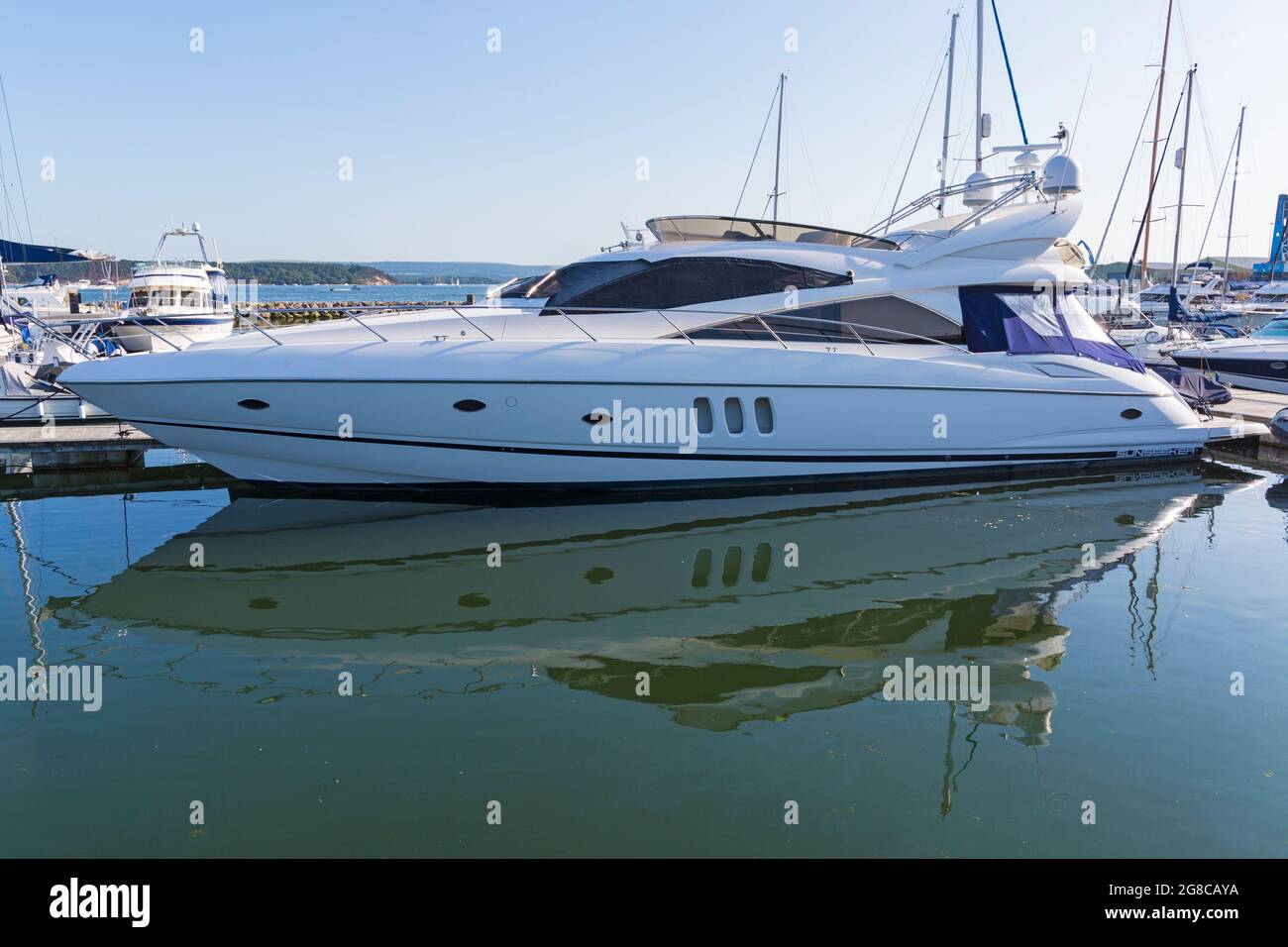 Das Sunseeker-Boot liegt an einem sonnigen Abend im Juli in der Marina am Poole Quay in Poole Harbour, Poole, Dorset UK Stockfoto