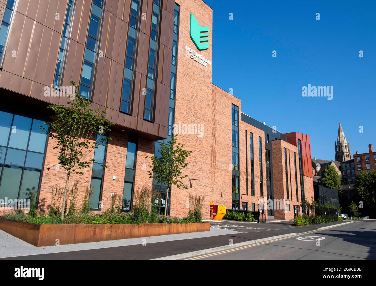 Sommermorgen im neuen Nottingham College City Hub an der Südseite von Nottingham City, Nottinghamshire, England Stockfoto