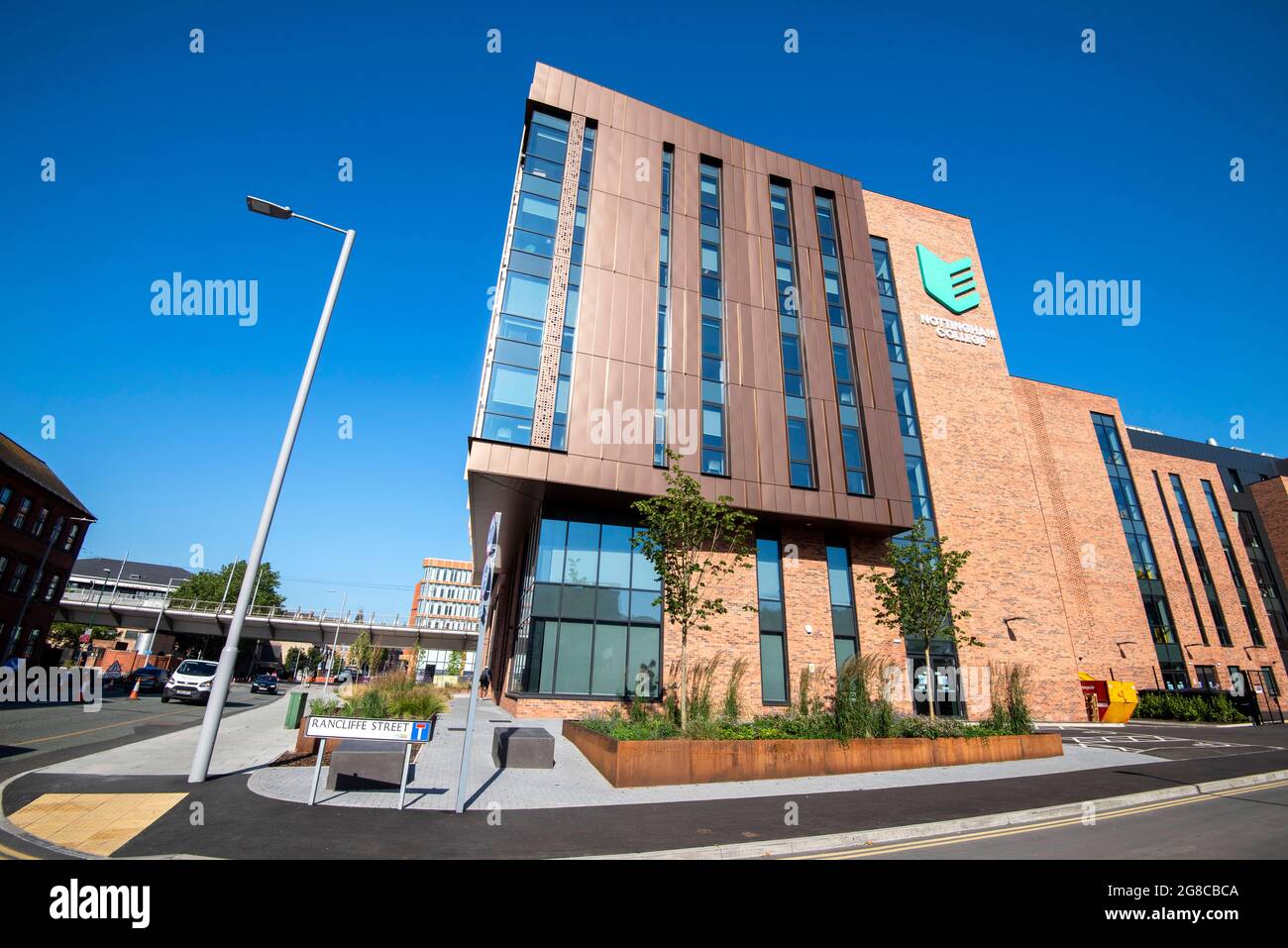 Sommermorgen im neuen Nottingham College City Hub an der Südseite von Nottingham City, Nottinghamshire, England Stockfoto