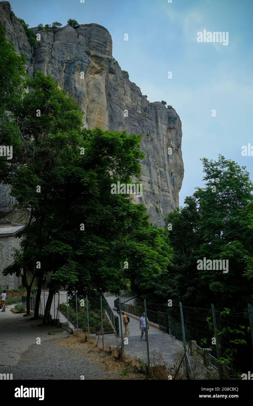 Felsen in den Bergen von unten über grüne Bäume aus nächster Nähe. Pietra di Bismantova, Italien, Emilia-Romagna Stockfoto