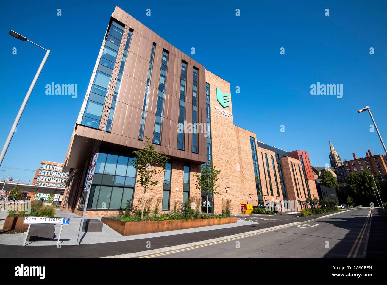 Sommermorgen im neuen Nottingham College City Hub an der Südseite von Nottingham City, Nottinghamshire, England Stockfoto