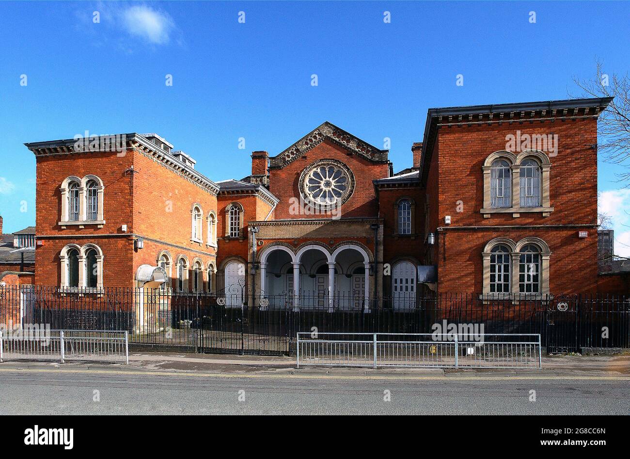 Die hebräische Gemeinde Birmingham, allgemein bekannt als die Singers Hill Synagogue, ist eine orthodoxe jüdische Synagoge in Birmingham, England. Die Synagoge ist ein denkmalgeschütztes Gebäude mit den Baudenkmalklassen 26, 26A und 26B Blucher Street im Zentrum von Birmingham. Erbaut im Jahr 1856, wurde es von Yeoville Thomason entworfen. Sie ersetzte die als Freimaurerhalle erhaltene Synagoge in der Severn Street von 1827 und war das vierte Synagogengebäude, das in der Stadt errichtet wurde. Es verfügt über ein normannisches Fenster in einem Gebäudedesign aus roten und gelben Ziegeln, das neoklassizistische, romanische und italienische Elemente kombiniert Stockfoto